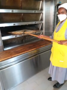 2022 hicsum 28 italia rwanda spazio spadoni misericordia stiava sr agnes formazione pane pizza 5 225x300