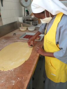 2022 hicsum 28 italia rwanda spazio spadoni misericordia stiava sr agnes formazione pane pizza 6 225x300