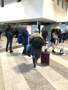2022 marzo 6 hicsum 17 italia spazio spadoni suor elisabeth partenza saluto aeroporto 6 225x300