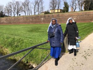 2022 marzo hicsum 18 19 lucca spazio spadoni misericordia borgo mozzano sr marguerite angele marie dominicaines missionnaires familles visita 6 300x225