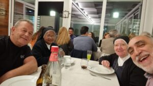2023 6 giugno hicsum 20 rosolini misericordia spazio spadoni sr angelica perla nino savarino giro pizza suor angela stefania 300x169