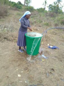2023 agosto hicsum 38 castiglione lago misericordia spazio spadoni sr leah benedectine sisters praparazione mattoni tanzania pollaio 5 225x300