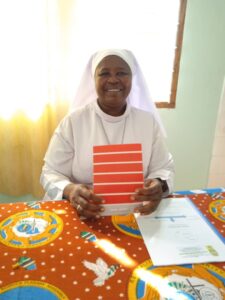 2023 aprile 12 hicsum 38 castiglione lago misericordia spazio spadoni sr leah africa benedectine sisters madre auxilia hokororo consegna materiale 225x300