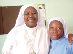 2023 aprile 12 hicsum 38 castiglione lago misericordia spazio spadoni sr leah africa benedectine sisters madre auxilia hokororo consegna materiale 3 300x224