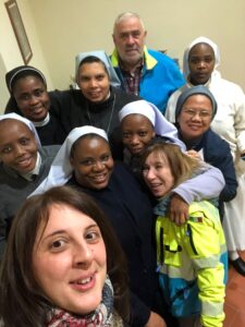2023 febbario 10 hicsum 38 castiglione lago misericordia spazio spadoni sr leah africa benedectine sisters formazione opere misericordia san cerbone selene pera volontari 225x300