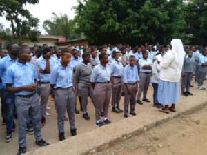 2023 febbraio 8 hicsum 36 rwanda misericordia uzzano spazio spadoni suor luminatha suore dimora carita spiegare operam studenti 300x225
