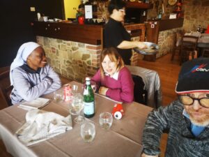 2023 marzo 10 hicsum 38 castiglione lago misericordia spazio spadoni sr leah africa benedectine sisters pranzo volontari 300x225