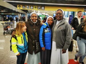 2023 marzo 31 hicsum 38 castiglione lago misericordia spazio spadoni sr leah benedectine sisters partenza volontari rientro tanzania aeroporto 2 300x225