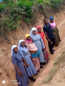 2023 novembre 27 hicsum 38 tanzania castiglione lago misericordia spazio spadoni sr leah benedectine sisters visita poveri villaggio 5 225x300