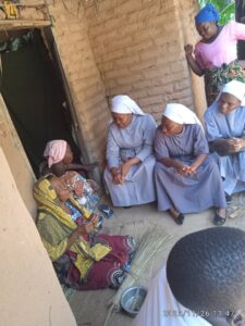 2023 novembre 27 hicsum 38 tanzania castiglione lago misericordia spazio spadoni sr leah benedectine sisters visita poveri villaggio 6 225x300