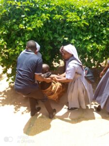 2023 novembre 27 hicsum 38 tanzania castiglione lago misericordia spazio spadoni sr leah benedectine sisters visita poveri villaggio 7 225x300
