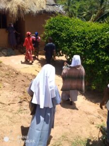2023 novembre 27 hicsum 38 tanzania castiglione lago misericordia spazio spadoni sr leah benedectine sisters visita poveri villaggio1 225x300
