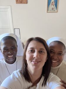 2023 ottobre 14 hicsum 31 incisa spazio spadoni sr odette sic suore immacolata concezione selfie selene pera 225x300