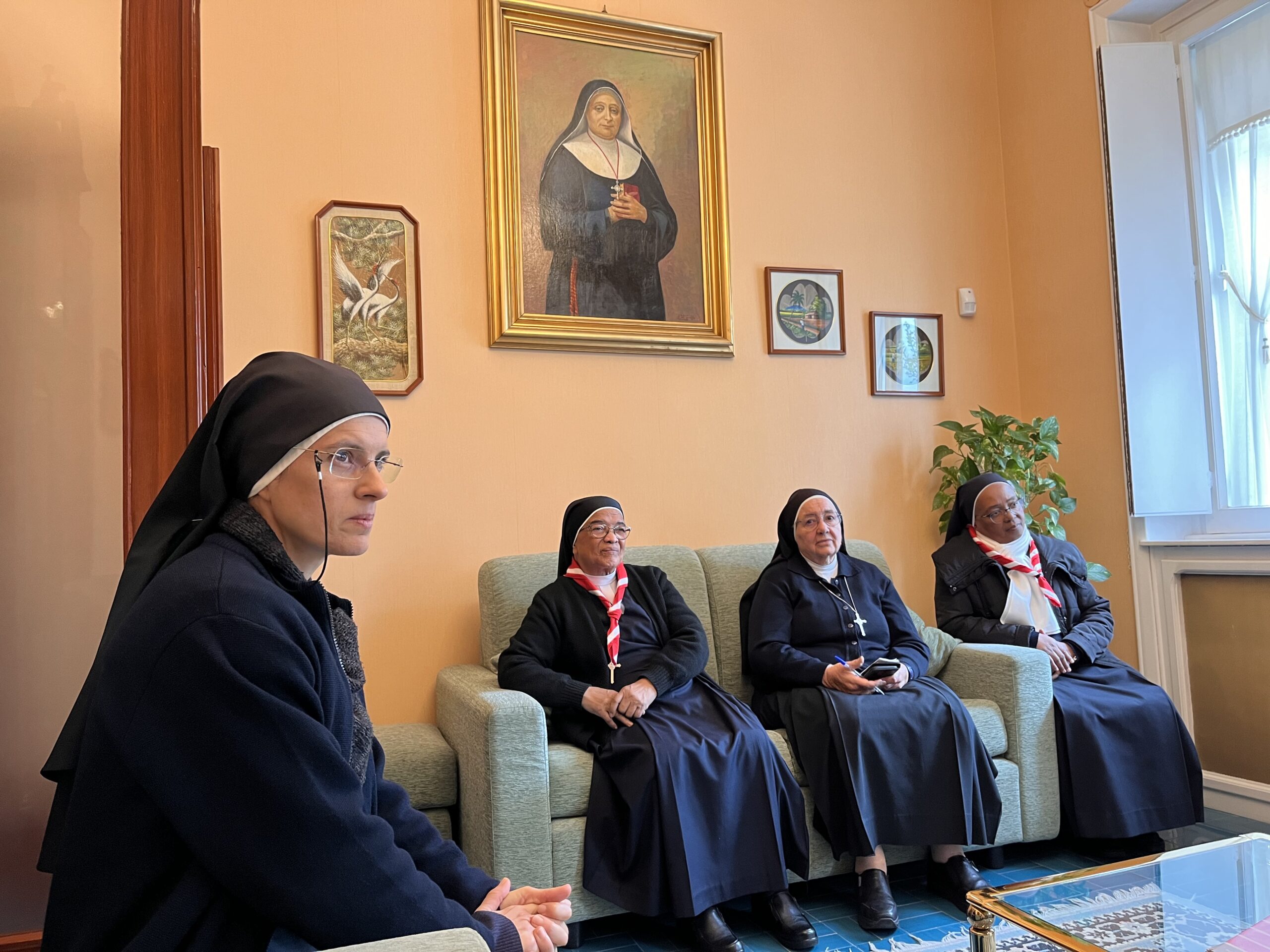 2024 10 ottobre incontro casa generale spazio spadoni madre suor yolande esther hic sum 1 scaled