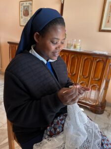 2024 febbraio 18 hicsum 44 suor francine spazio spadoni sorelle santa gemma misericordia uncinetto 2 225x300