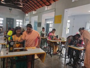 2024 febbraio 8 India hicsum 8 italia spazio spadoni misericordia anghiari sr Latha insegna cucire chuditar vestito tradizionale 3 300x226