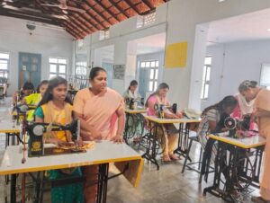 2024 febbraio 8 India hicsum 8 italia spazio spadoni misericordia anghiari sr Latha insegna cucire chuditar vestito tradizionale 5 300x226