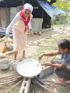 2024 gennaio 21 hicsum 33 timor leste spazio spadoni italia misericordia borgo mozzano sr ansila suore figlie san francesco volontari aiutano fare olio cocco 8 225x300