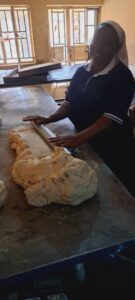 2024 maggio produzione pane panificio uganda suor chrisstine progetto hic sum spazio spadoni impresa sociale 11 135x300