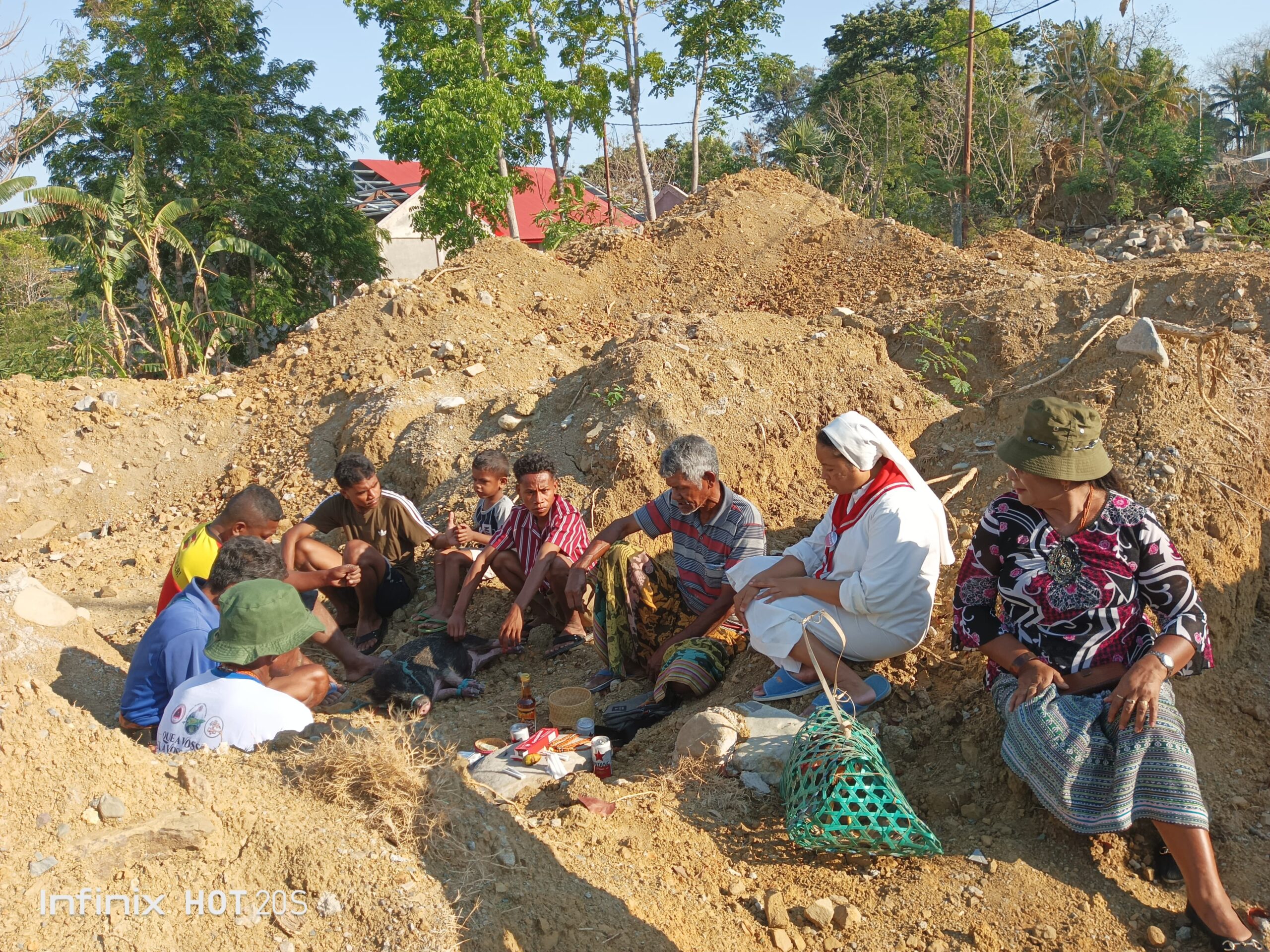 2025 4 ottobre suor ansila consegna foulard prima pietra casa operam opere misericordia spazio spadoni timor est 18 scaled