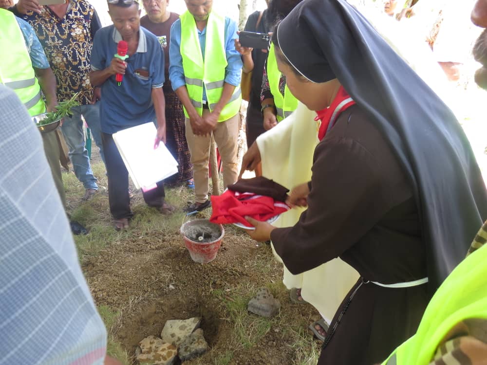 2025 4 ottobre suor ansila consegna foulard prima pietra casa operam opere misericordia spazio spadoni timor est 4