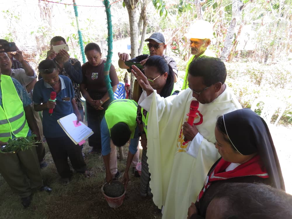2025 4 ottobre suor ansila consegna foulard prima pietra casa operam opere misericordia spazio spadoni timor est 9