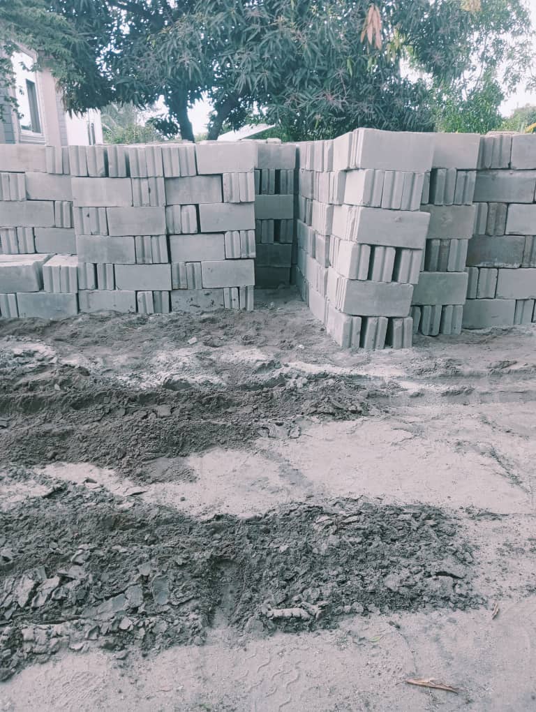 2025 agosto 7 suor milia inizio costruzione pollaio tanzania progetto hic sum spazio spadoni 3