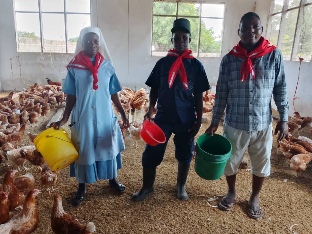 2025 dicembre 11 suorLeah tanzania polli pollaio impresa sociale progetto hic sum foulard spazio spadoni 1