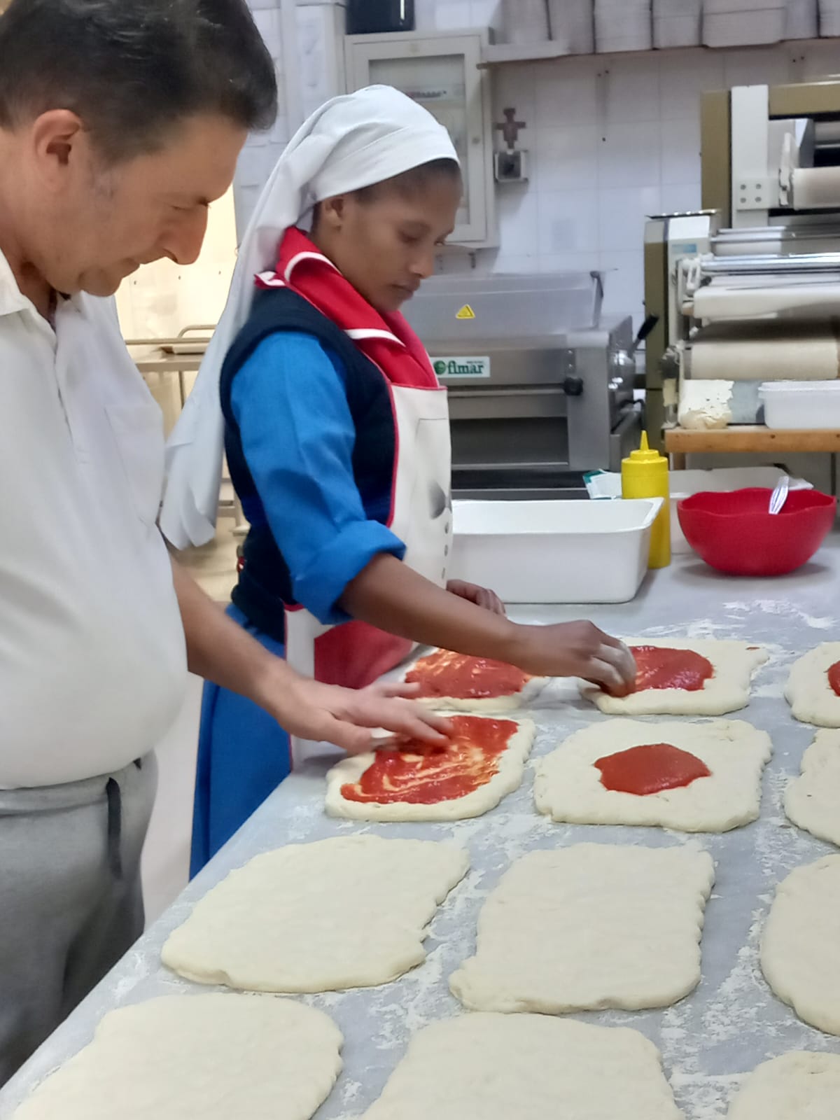 2025 dicembre 6 formazione pizza suor marie louise misericordia portopalo progetto hic sum spazio spadoni pranzo attiliojpeg 2