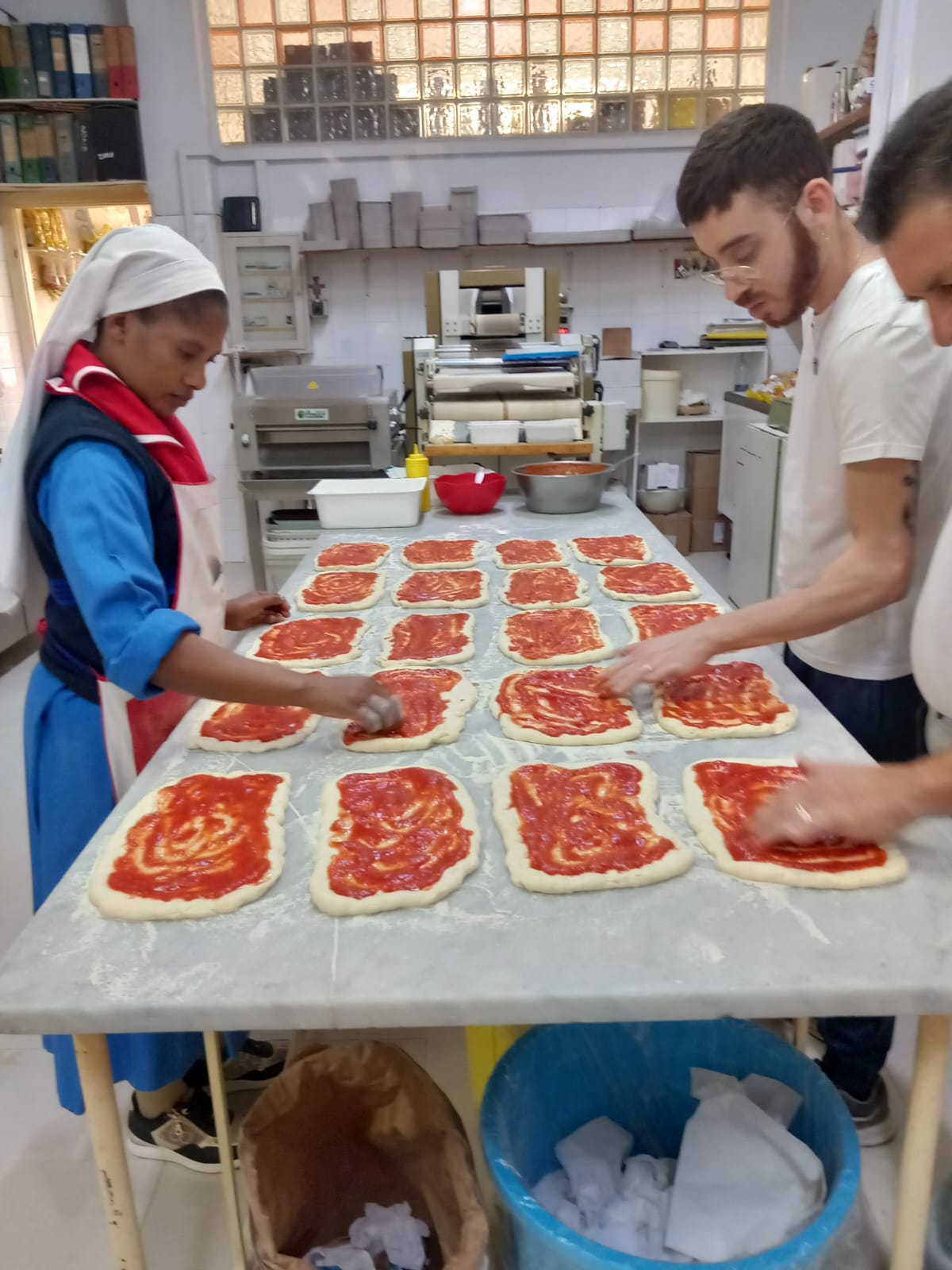 2025 dicembre 6 formazione pizza suor marie louise misericordia portopalo progetto hic sum spazio spadoni pranzo attiliojpeg 3