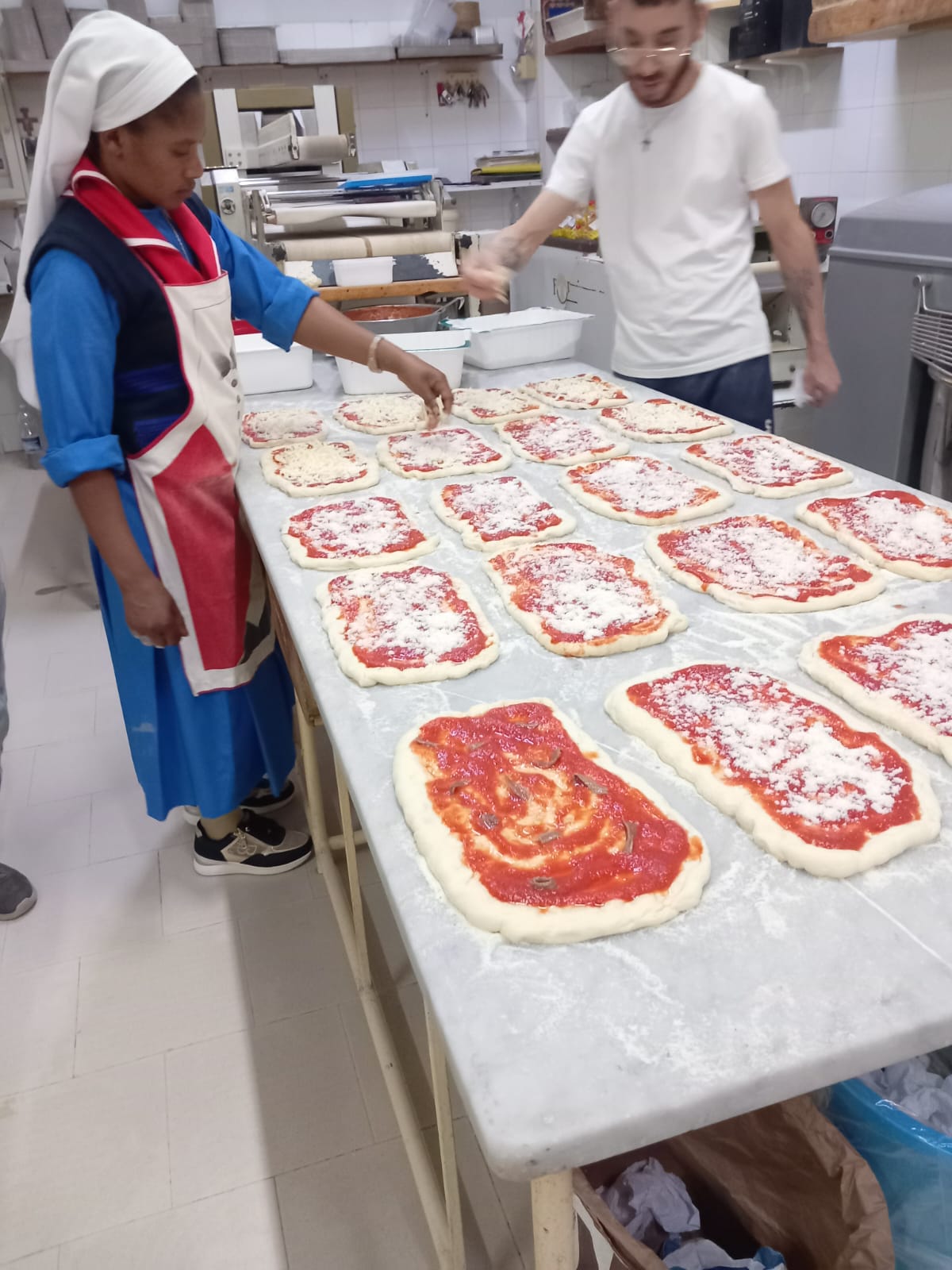 2025 dicembre 6 formazione pizza suor marie louise misericordia portopalo progetto hic sum spazio spadoni pranzo attiliojpeg 4