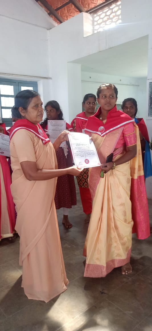 2025 novembre 10 india suor latha spazio spadoni progetto hic sum sartoria fine secondo corso 6 mesi 15 ragazze 3