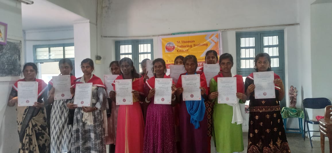 2025 novembre 10 india suor latha spazio spadoni progetto hic sum sartoria fine secondo corso 6 mesi 15 ragazze 5