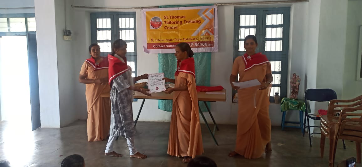 2025 novembre 10 india suor latha spazio spadoni progetto hic sum sartoria fine secondo corso 6 mesi 15 ragazze 8