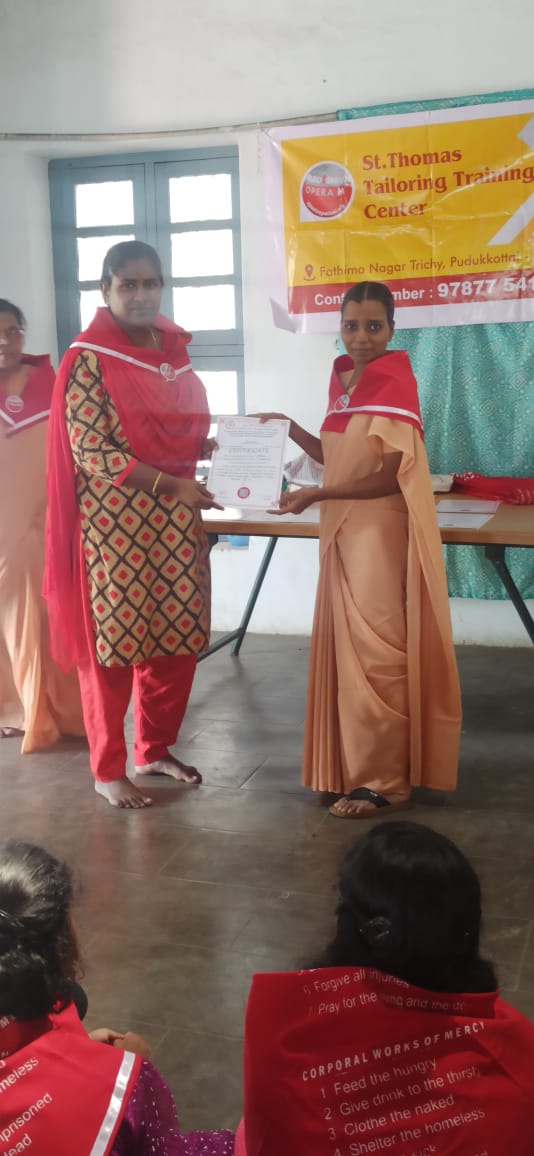 2025 novembre 10 india suor latha spazio spadoni progetto hic sum sartoria fine secondo corso 6 mesi 15 ragazze 9