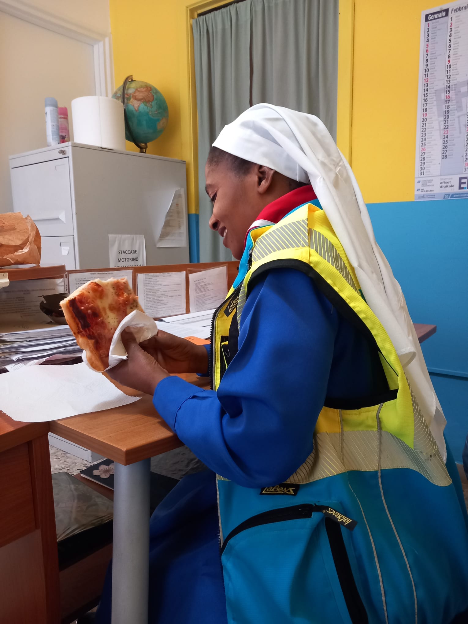 2025 novembre 14 suor marie louise misericordia portopalo progetto hic sum formazione computer informatica pizza spazio spadoni opere misericordia 2