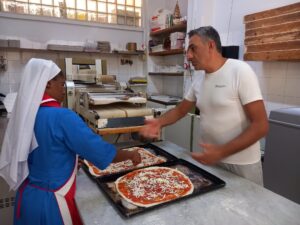 2025 settembre 23 italia suor marie louise misericordia portopalo progetto hic sum spazio spadoni formazione pane 10 300x225