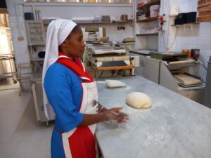 2025 settembre 23 italia suor marie louise misericordia portopalo progetto hic sum spazio spadoni formazione pane 13 300x225