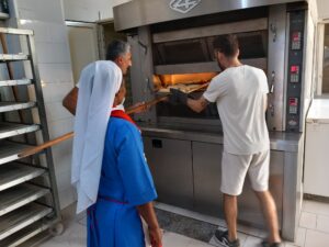 2025 settembre 23 italia suor marie louise misericordia portopalo progetto hic sum spazio spadoni formazione pane 3 300x225