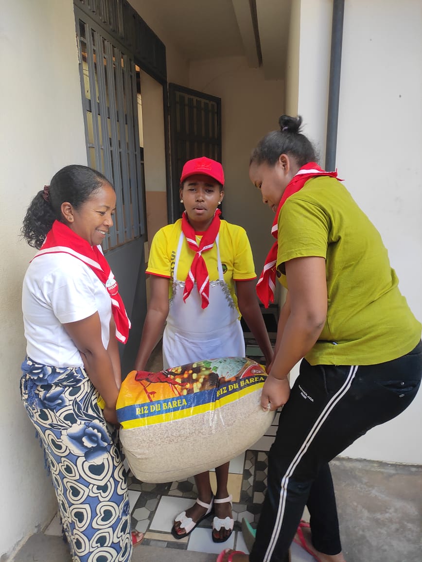 2026 gennaio 18 volontari madagascar opere misericordia foulard operam spazio spadoni adrano hic sum suor esther 1