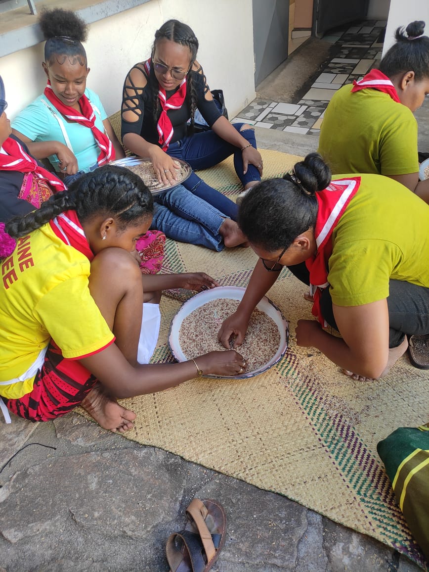 2026 gennaio 18 volontari madagascar opere misericordia foulard operam spazio spadoni adrano hic sum suor esther 11
