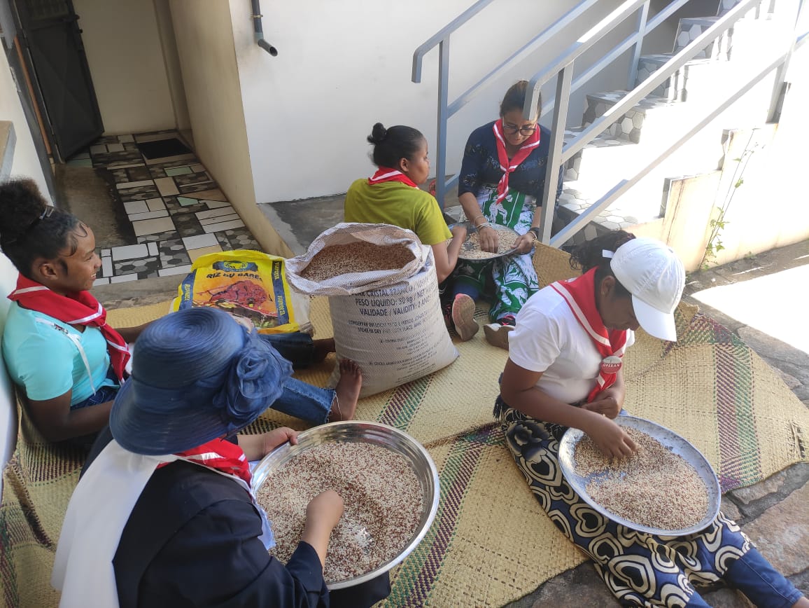 2026 gennaio 18 volontari madagascar opere misericordia foulard operam spazio spadoni adrano hic sum suor esther 12