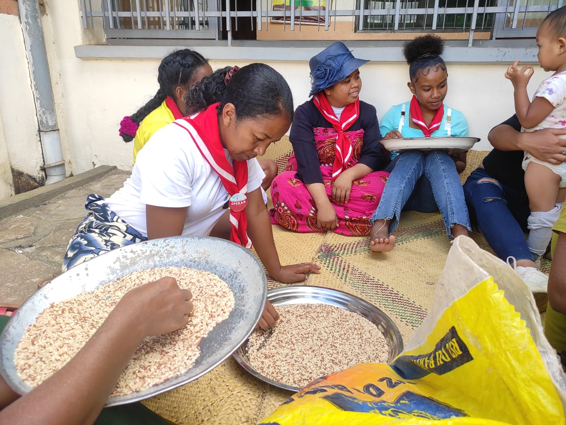 2026 gennaio 18 volontari madagascar opere misericordia foulard operam spazio spadoni adrano hic sum suor esther 3