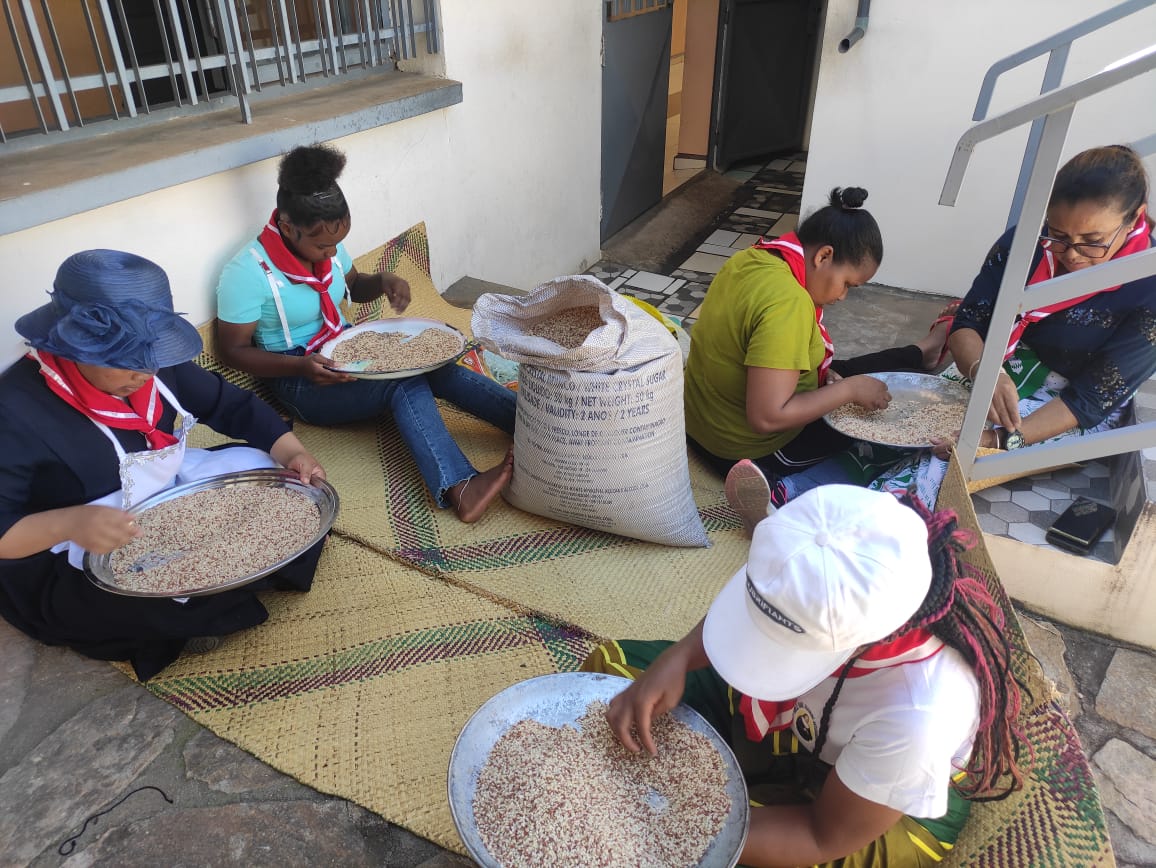 2026 gennaio 18 volontari madagascar opere misericordia foulard operam spazio spadoni adrano hic sum suor esther 6