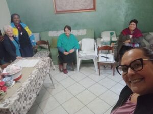 28 ottobre 2023 sr maria visita e comunione agli anziani insieme ad un mininstro straordinario delleucares 300x225