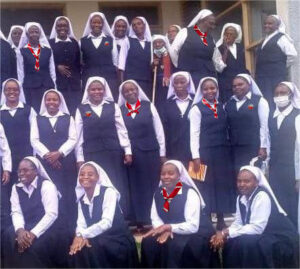 F sparsi 2023 giugno 9 hicsum 26 uganda italia misericordia canosa puglia spazio spadoni sr christine arrivo congregazione 3 copia 300x269