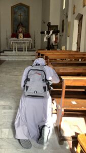 partenza sr mettere F che sbuca da zaino 169x300