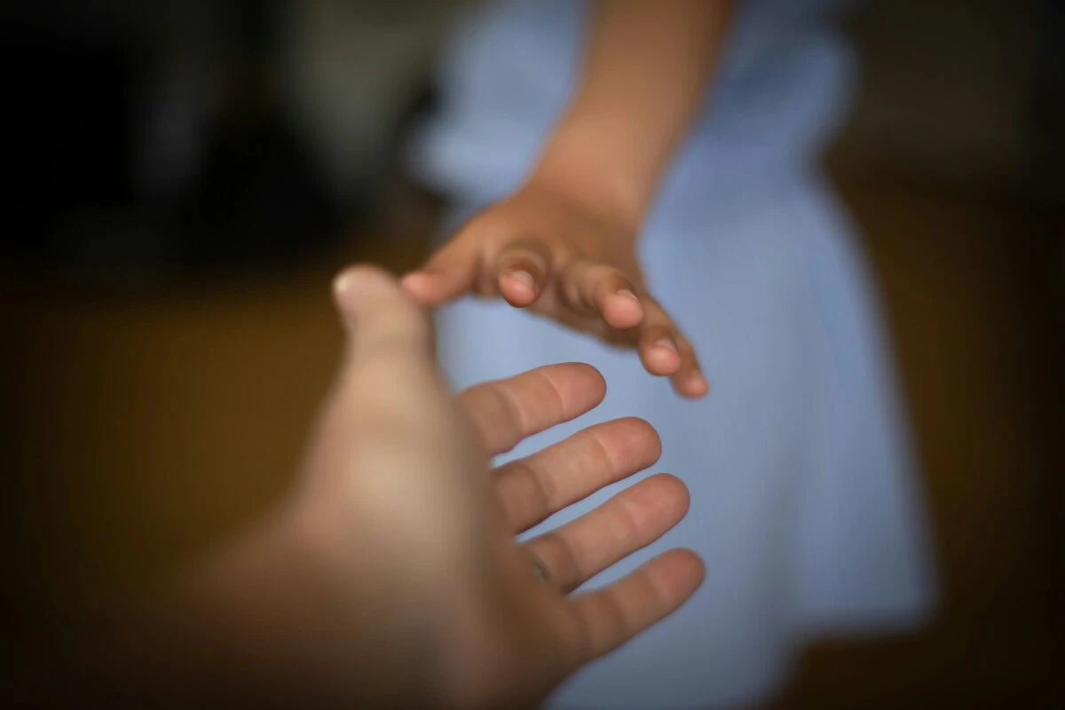 Mani tese Due mani che si incontrano: un gesto semplice che esprime prossimità