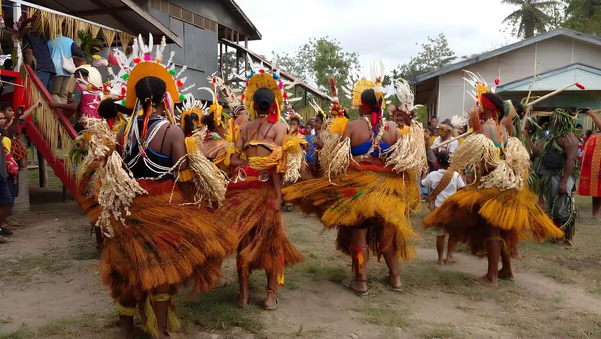 Donne in abiti tradizionali danzano in Papua Nuova Guinea